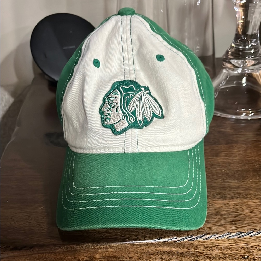 Vintage NHL Face Off Chicago Blackhawks Men S/M Reebok Green and White cap